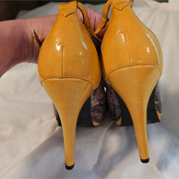 Vintage 9 Yellow Snakeskin Print MaryJane Platform Heels 90s Office Siren Y2K - Picture 3 of 13